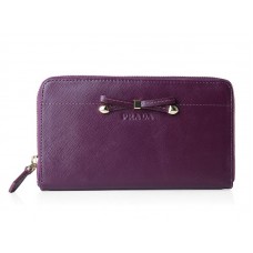 Portefeuille Prada Saffiano Zippy avec nœud décoratif violet
