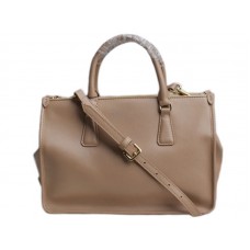 Sac bandoulière convertible Prada en cuir Saffiano, couleur cannelle