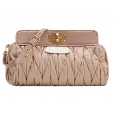 Pochette convertible surdimensionnée matelassée Miu Miu beige