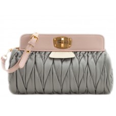 Pochette convertible surdimensionnée Miu Miu Matelassé grise