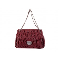 Sac bandoulière Prada en cuir nappa embossé couleur bordeaux