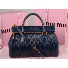 Sacoche zippée Miu Miu en cuir matelassé glacé bleu