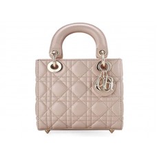 Sac Dior Nano en cuir beige avec détails dorés