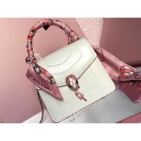 Housse à rabat Bvlgari Serpenti Forever 18 cm en cuir de veau blanc Housse à rabat Bvlgari Serpenti Forever 18 cm en cuir de veau blanc