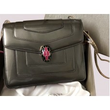 Étui à rabat Bvlgari Serpenti Forever 20 cm en cuir de veau métallisé gris foncé