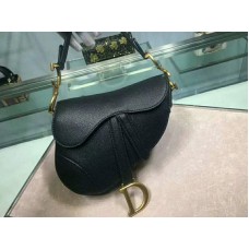 Sac Dior Mini Saddle en cuir de veau noir avec finitions dorées m0447s