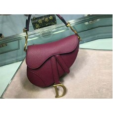 Sac Dior Mini Saddle en cuir de veau bordeaux, finitions dorées, référence m0447s1