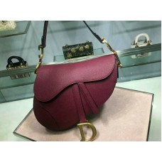 Sac Dior Saddle en cuir de veau bordeaux, finitions dorées, référence m0446l2
