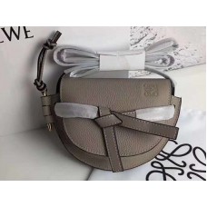 Sac Loewe Gate Mini en cuir de veau grainé souple gris
