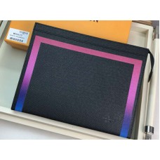 Pochette Voyage MM Louis Vuitton en cuir Taïga, finitions colorées, noir, m30675